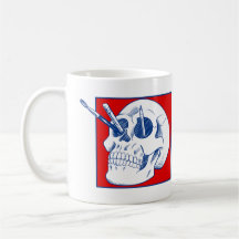 Calavera de artista con lápices y pinceles