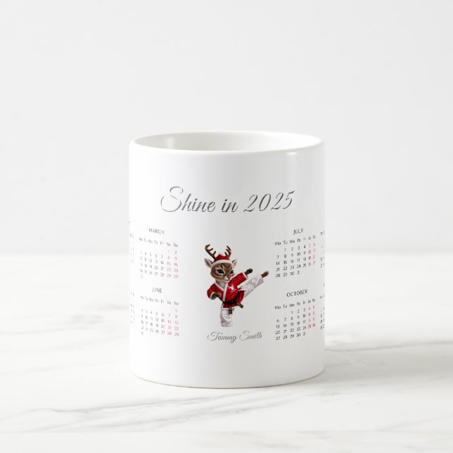 Taza De Café Calendario 2025 de Playful Red Reindeer Personaliz (Centro)
