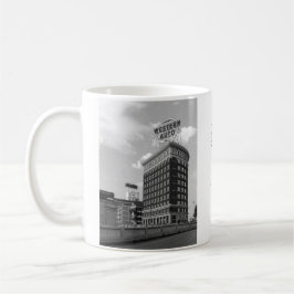 Taza De Café Calendario del edificio curvo de Western Auto 2025