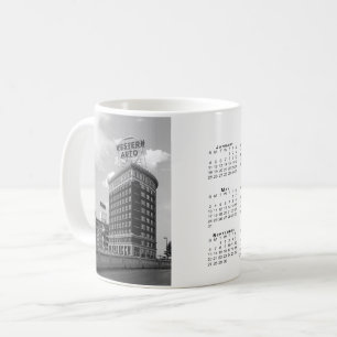 Taza De Café Calendario del edificio curvo de Western Auto 2026