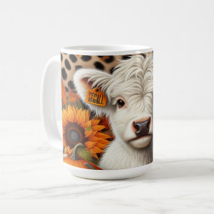 Taza De Café Calf en la región montañosa blanca entre calabazas