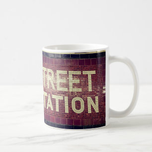 Taza De Café Calle 34 Nueva York, Rótulo de la estación de tren