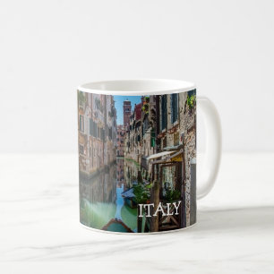 Taza De Café Calle estrecha con canal en Venecia