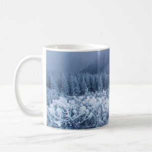 Taza De Café Calmo día de invierno nublado sobre las montañas