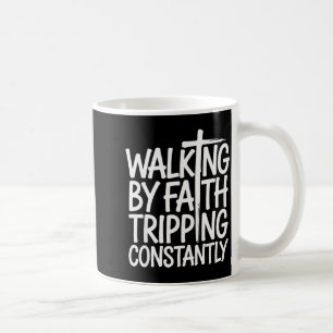 Taza De Café Caminando por fe tropezando constantemente diverti
