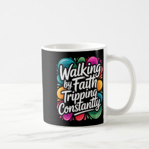 Taza De Café Caminando por fe tropezando constantemente diverti