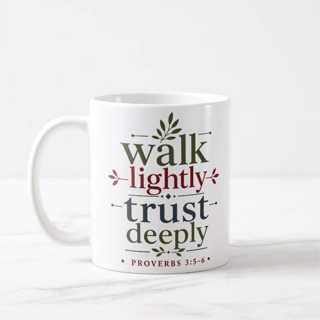 Taza De Café Caminar Ligeramente Confiar Profundamente Versícul (Izquierda)