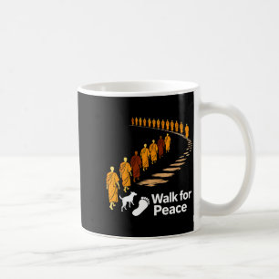 Taza De Café Caminar paz 2026 paz mundial monjes con aloka perr