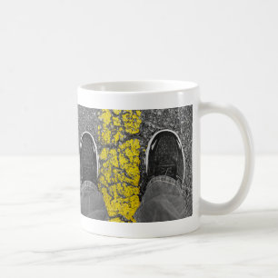 Taza De Café Caminar Por La Línea De Café Mug