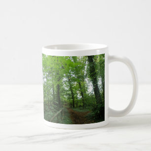 Taza De Café Camino a través de la plataforma forestal verde