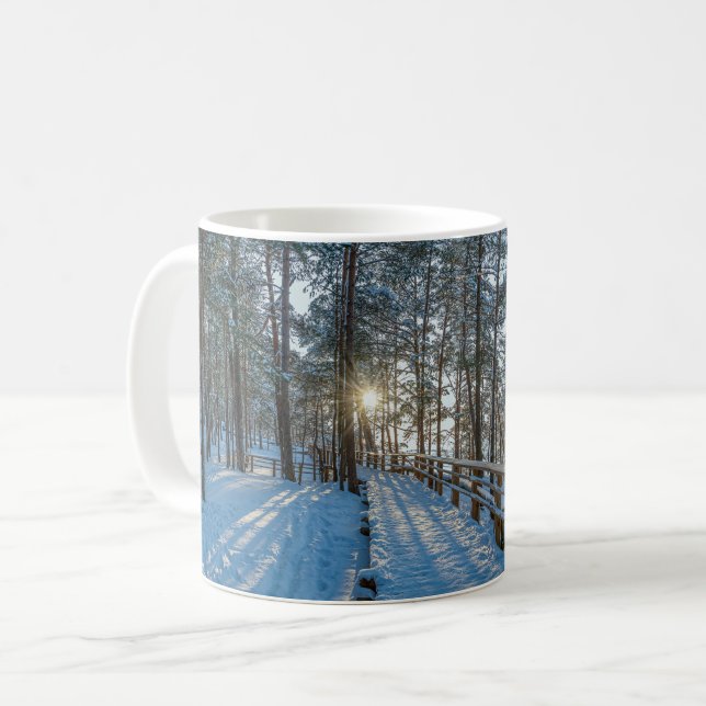 Taza De Café Camino de madera a través de un bosque de invierno (Anverso izquierdo)