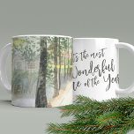 Taza De Café Camino invernal de Woodland, la época más maravill<br><div class="desc">Winter Landscape Mug, con la leyenda "Es la época más maravillosa del año" en la moderna tipografía de guiones. Este rústico diseño rústico de campo presenta una acuarela de un sendero arbolado con farolillos cálidos y una cabaña de campo. Disponible en 4 diseños, cada uno de ellos con embutidos a...</div>