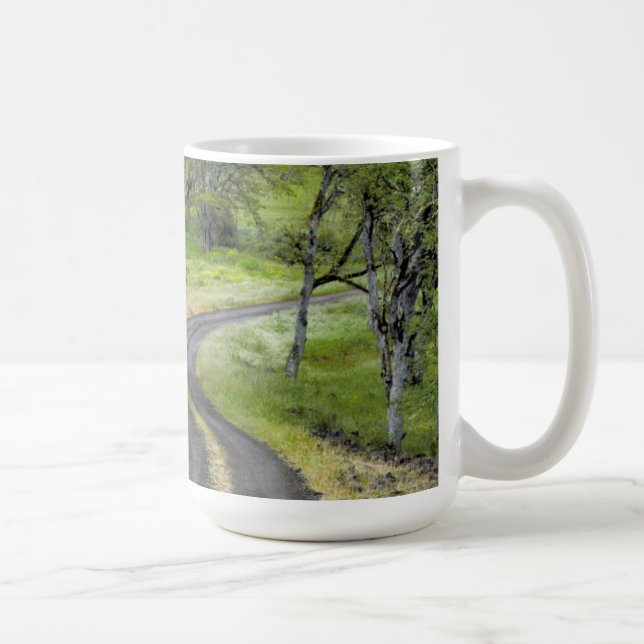 Taza De Café Camino rural a través de árboles, Oregón (Derecha)