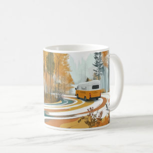 Taza De Café camioneta amarilla navega por una carretera sinuos