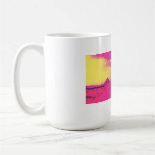 Taza De Café Camiseta de camiseta rosada en la cima de las pirá