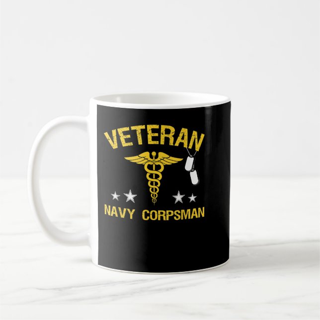 Taza De Café Camiseta de Corpsman de la Marina Veterana (Izquierda)