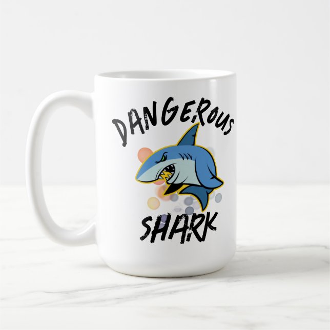 Taza De Café Camiseta de tiburón peligroso (Izquierda)