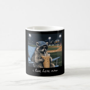Taza De Café Camiseta Mapache Vivo Aquí Ahora Mapache Bebiendo 