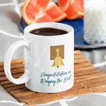 Taza De Café Campana de Cáncer de Sonido, Tratamiento Terminado<br><div class="desc">Que tu sobreviviente de cáncer favorito sepa lo orgullosa que estás de ellos con esta taza de café de personalizable. Esta taza presenta el ilustracion de una campana similar a la de los hospitales y centros de tratamiento del cáncer que los pacientes llaman después de completar sus tratamientos contra el...</div>