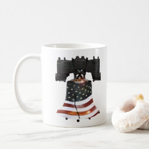 Taza De Café Campana de la Libertad con bandera americana