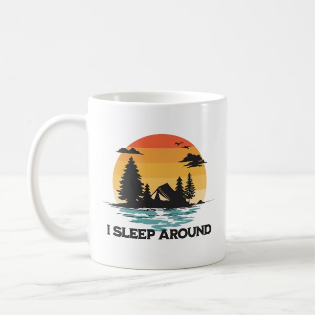 Taza De Café Camping Gracioso - Duermo Alrededor (Izquierda)
