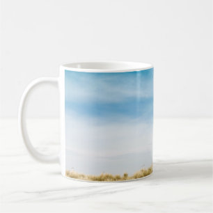 Taza De Café Campo de hierba verde bajo cielos azules