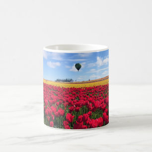Taza De Café Campo de tulipanes rojo y amarillo con globo de ai