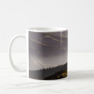 TAZA DE CAFÉ CAMPO GRIS VERDE Y MONTAÑAS DURANTE EL DÍA