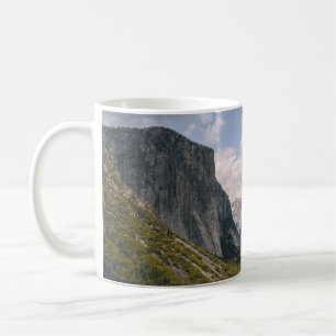 TAZA DE CAFÉ CAMPO VERDE DE GRASA CERCA DE LA MONTAÑA ROCKY BAJ