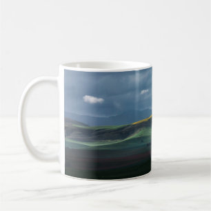 TAZA DE CAFÉ CAMPO VERDE GRASS BAJO CIELO DE COLOR DURANTE EL D