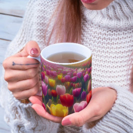 Taza De Café Campo vibrante de tulipanes en pleno auge