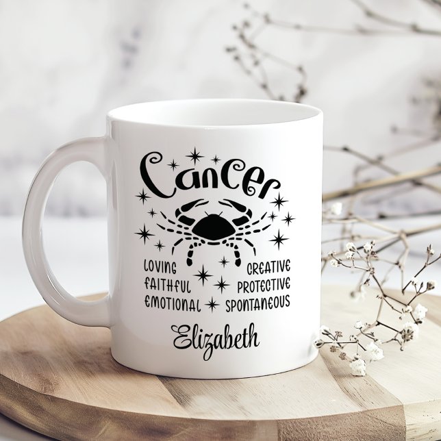 Taza De Café Cáncer Zodiac Horoscope Nombre personalizado (Cancer Zodiac Horoscope Custom Name Coffee Mug on a sunny boho wooden kitchen table.)