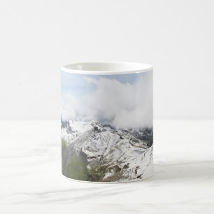 Taza De Café Canto de la montaña en las montañas suizas
