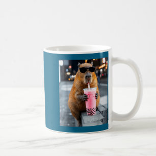 Taza De Café Capibara bebiendo té helado de boba meme divertido