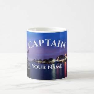 Taza De Café Capitán del barco sobre fondo iluminado del puerto