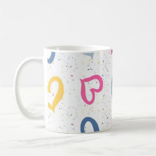 Taza de café caprichosa con corazones coloridos y 
