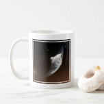 Taza De Café Cápsula de aeródromo de Marte Science Laboratory 2<br><div class="desc">Concepto de artista que representa la interacción de la nave espacial del Laboratorio Científico de Marte con la atmósfera superior de Marte durante la entrada, descenso y aterrizaje de la resaca de curiosidad en la superficie marciana. En esta escena, la fricción con la atmósfera marciana está frenando el descenso de...</div>