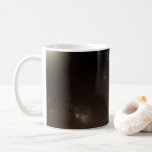 Taza De Café Cápsula de aeródromo de Marte Science Laboratory 2<br><div class="desc">Concepto de artista que representa la interacción de la nave espacial del Laboratorio Científico de Marte con la atmósfera superior de Marte durante la entrada, descenso y aterrizaje de la resaca de curiosidad en la superficie marciana. En esta escena, la fricción con la atmósfera marciana está frenando el descenso de...</div>