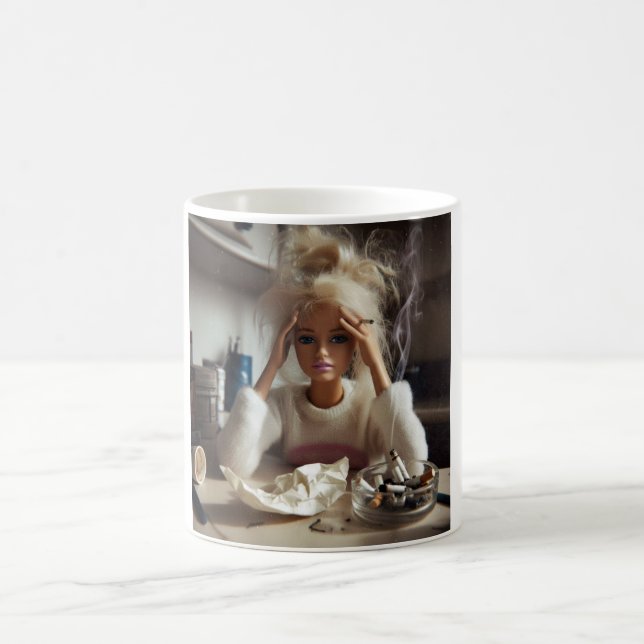 Taza De Café Cara de muñeca divertida y angustiada Meme fumando (Centro)