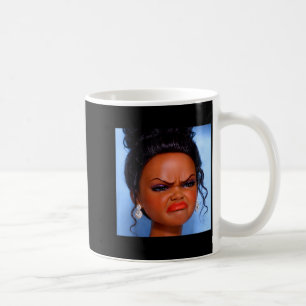 Taza De Café Cara de muñeca negra disgustada enojada meme Enoja