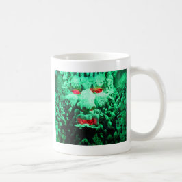 Taza De Café Cara enmascarada aterradora en la cara de la roca