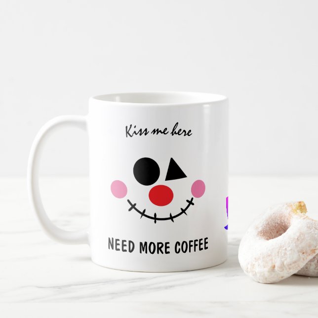 Taza De Café Cara Sonriente divertida. Necesito Más Café. Bésam (Con donut)