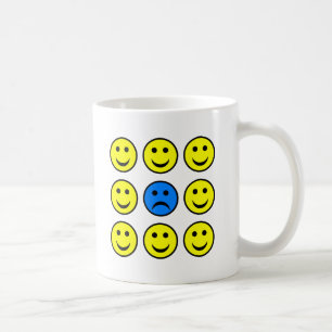 Taza De Café Cara triste en una muchedumbre de feliz