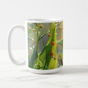 Taza De Café Caracol con rocío en la hierba