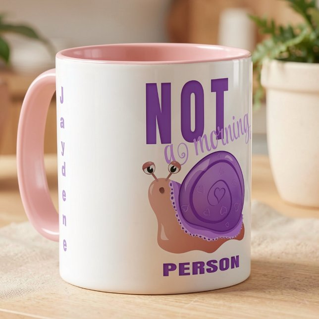 Taza De Café Caracol Dormilón Divertido Con Concha (Snail pace mornings? This mug gets it. Original hand drawn art. Customize it with your own name.)
