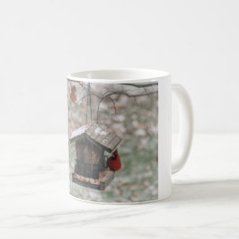 Taza De Café Cardenal sobre un alimentador de nieve