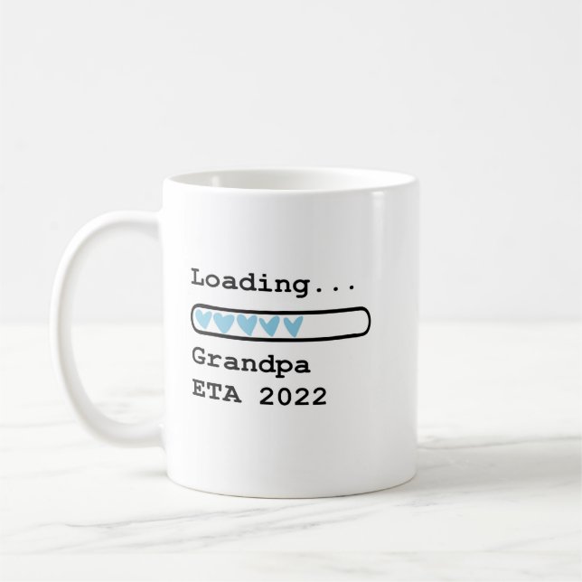 Taza De Café Cargando la Invitación del bebé Abuelo ETA 2022 (Izquierda)