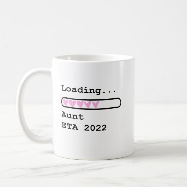 Taza De Café Cargando la tía ETA 2022 Invitación del bebé (Izquierda)