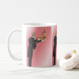 Taza De Café Carnicero de época en un esmoquin sirviendo vino e