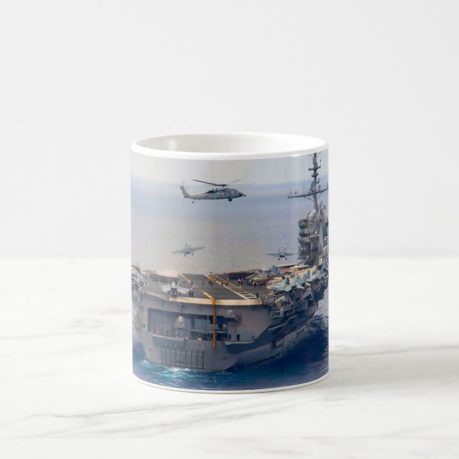 Taza De Café CARRERA DE AERONAVES DE EE.UU. - CVN-74 Mug (Centro)